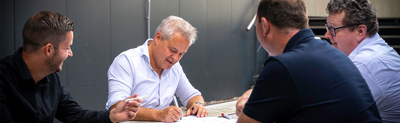 Consultants die deel uitmaken van het VFB team hebben overleg over begeleiding van organisaties bij verandering en procesverbetering. 