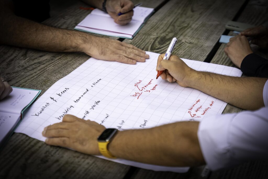functioneel beheerder van VFB schrijft op papier. 